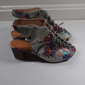 Girls size 4 floral Epicstep heel shoe